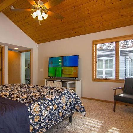 Lake House- Four Bedroom Retreat, King Bed, Beautiful Sunset! Brooklyn Center Dış mekan fotoğraf