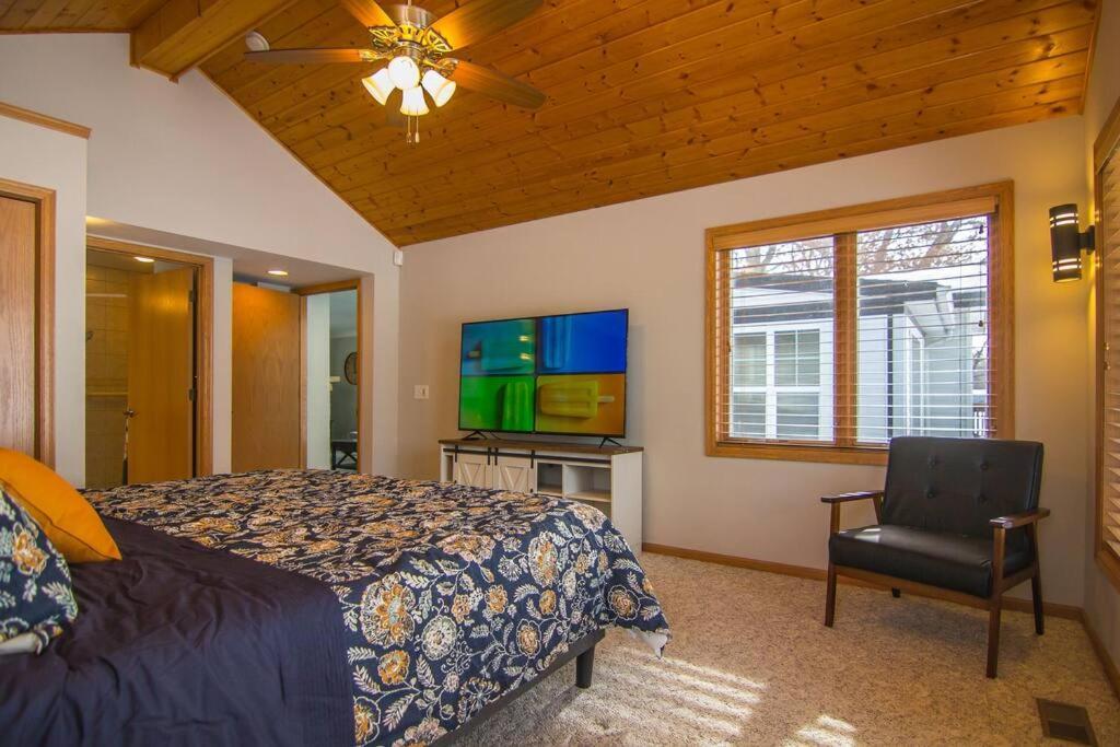 Lake House- Four Bedroom Retreat, King Bed, Beautiful Sunset! Brooklyn Center Dış mekan fotoğraf