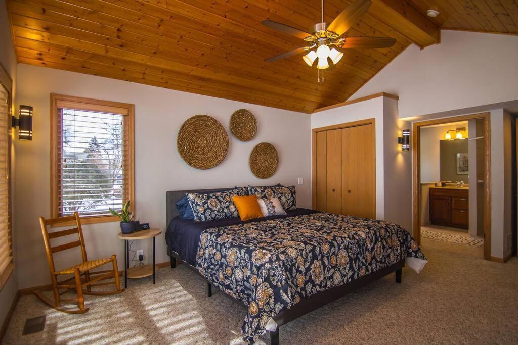 Lake House- Four Bedroom Retreat, King Bed, Beautiful Sunset! Brooklyn Center Dış mekan fotoğraf