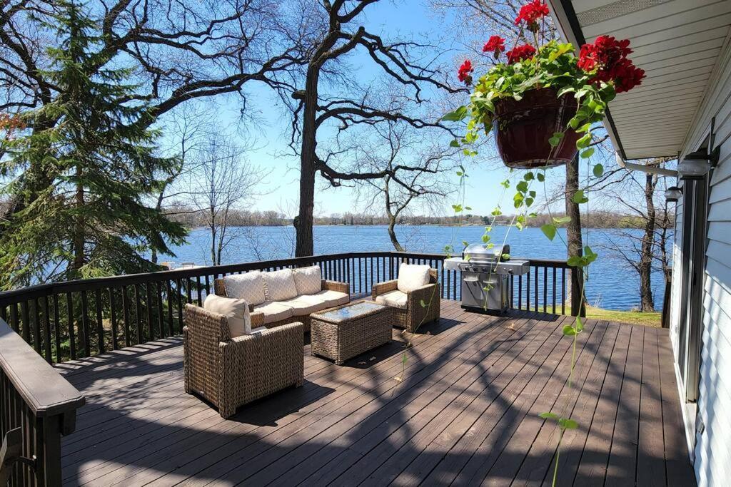 Lake House- Four Bedroom Retreat, King Bed, Beautiful Sunset! Brooklyn Center Dış mekan fotoğraf