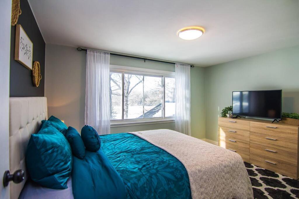 Lake House- Four Bedroom Retreat, King Bed, Beautiful Sunset! Brooklyn Center Dış mekan fotoğraf