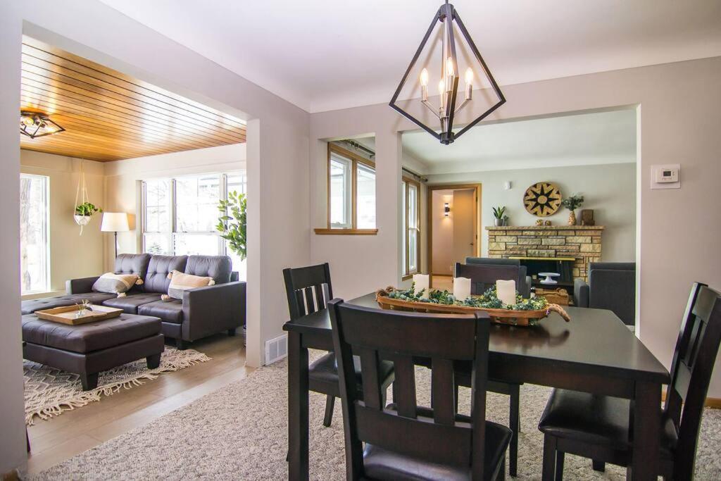 Lake House- Four Bedroom Retreat, King Bed, Beautiful Sunset! Brooklyn Center Dış mekan fotoğraf