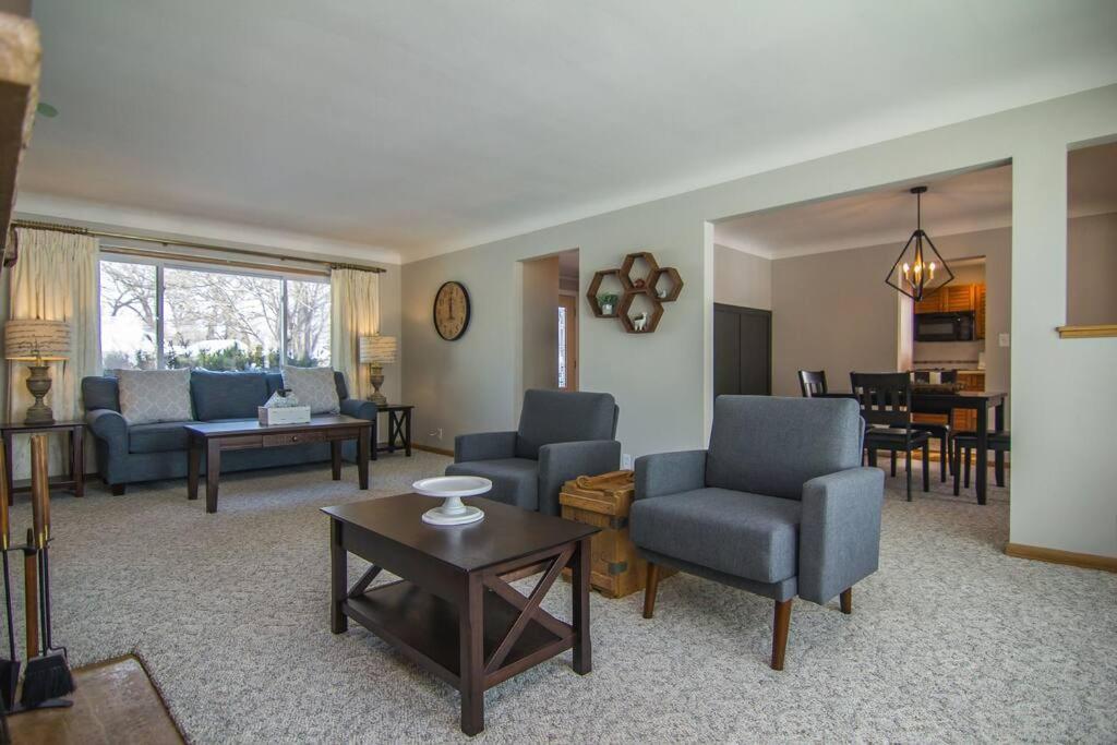 Lake House- Four Bedroom Retreat, King Bed, Beautiful Sunset! Brooklyn Center Dış mekan fotoğraf
