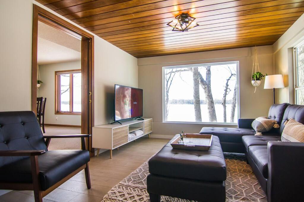 Lake House- Four Bedroom Retreat, King Bed, Beautiful Sunset! Brooklyn Center Dış mekan fotoğraf
